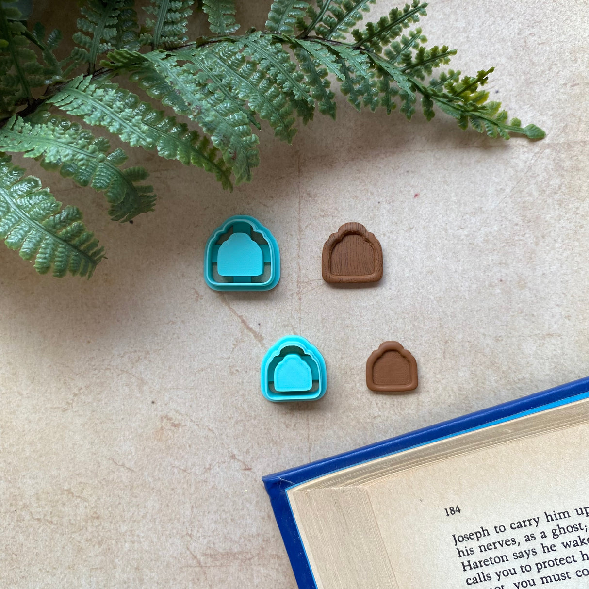 Arabesque Arch Stud Bookshelf Cutter