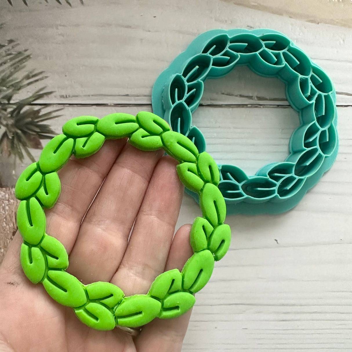 Slim Leaf Wreath Decoration Cutter