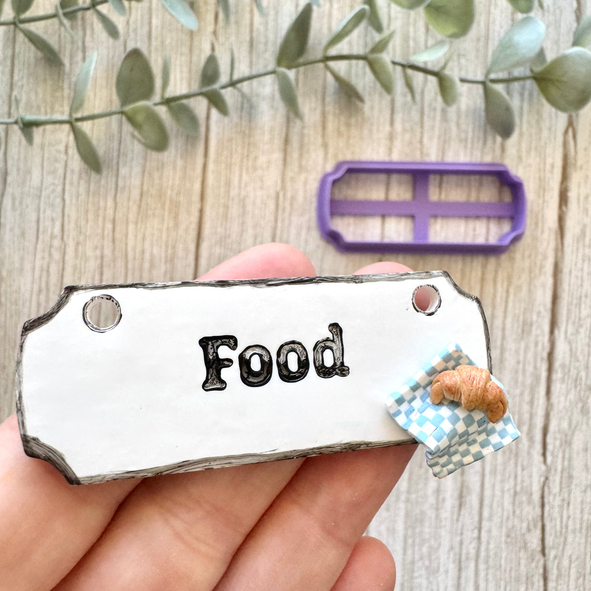 Scalloped Edge Bookshelf Tavern Sign Cutter