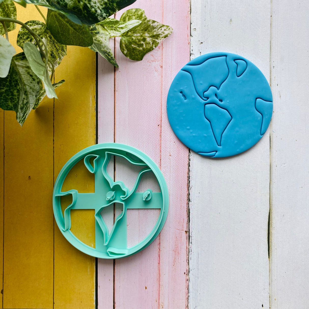 Globe Americas Decor Cutter