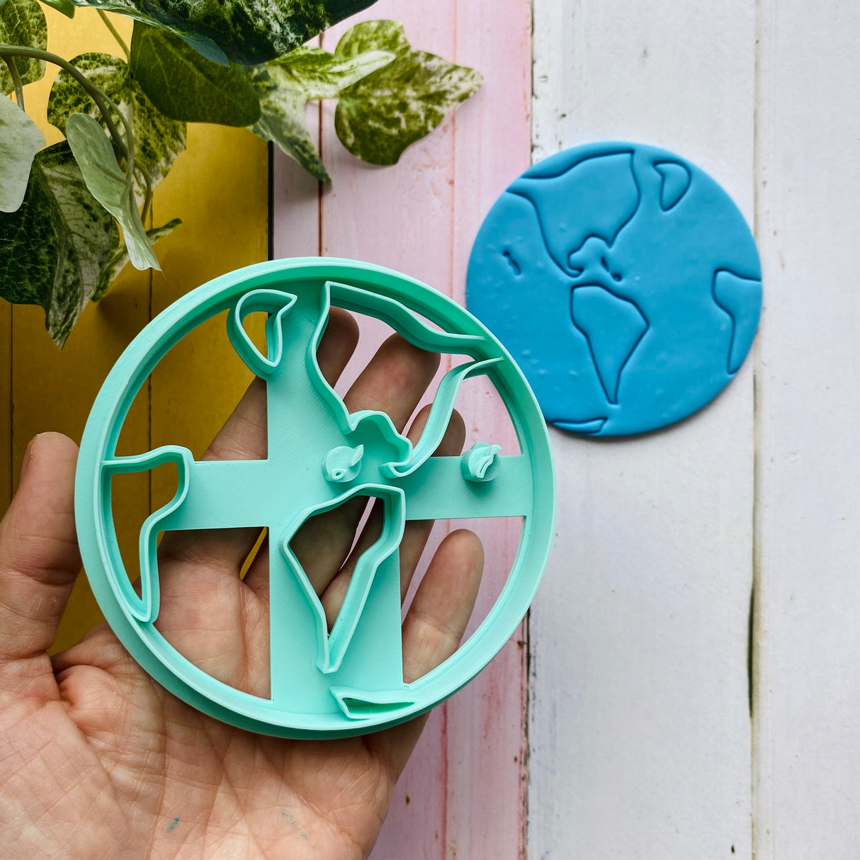 Globe Americas Decor Cutter