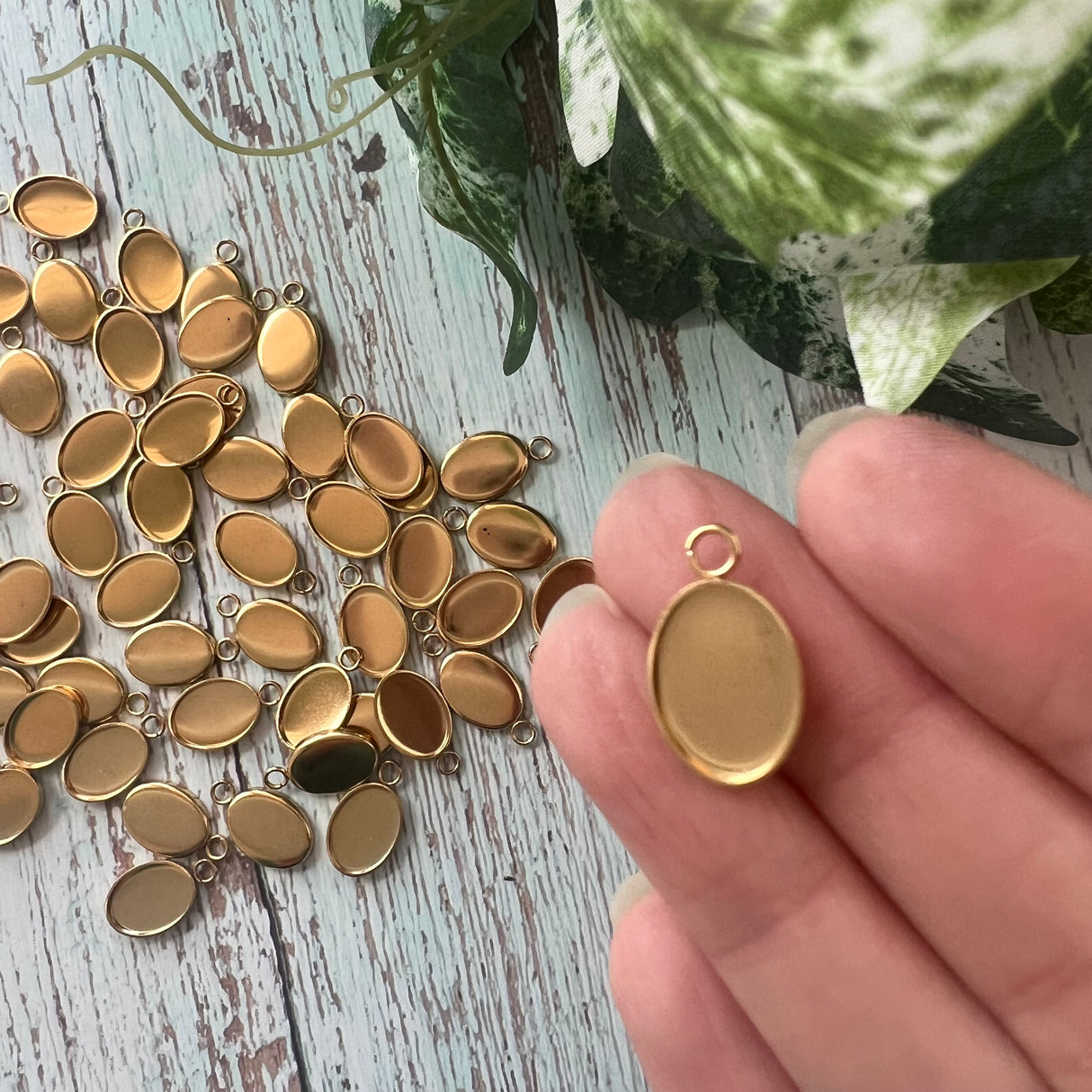 14mm Oval Bezel Tray with loop - Gold Plated Stainless Steel