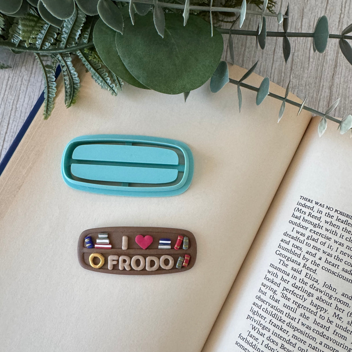 Bookshelf Hair Clip Cutter