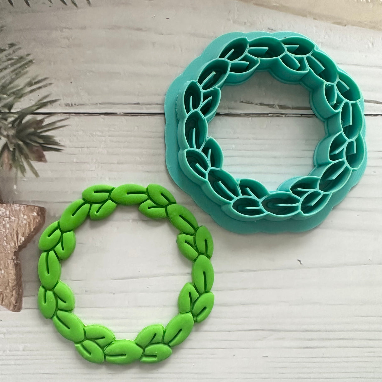 Slim Leaf Wreath Decoration Cutter
