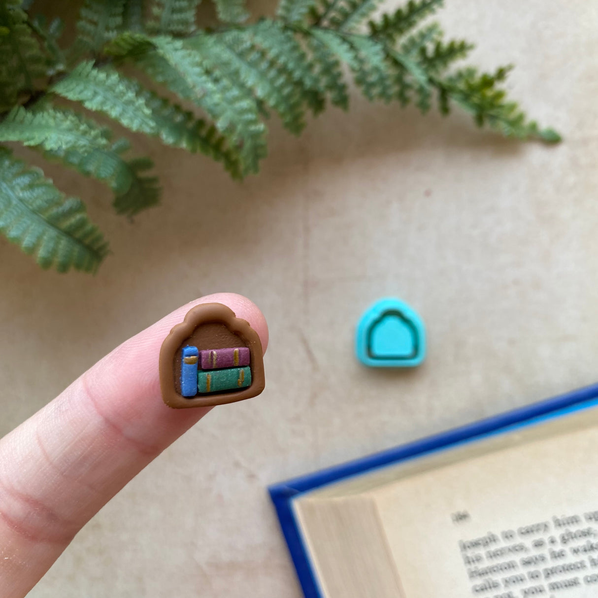 Arabesque Arch Stud Bookshelf Cutter