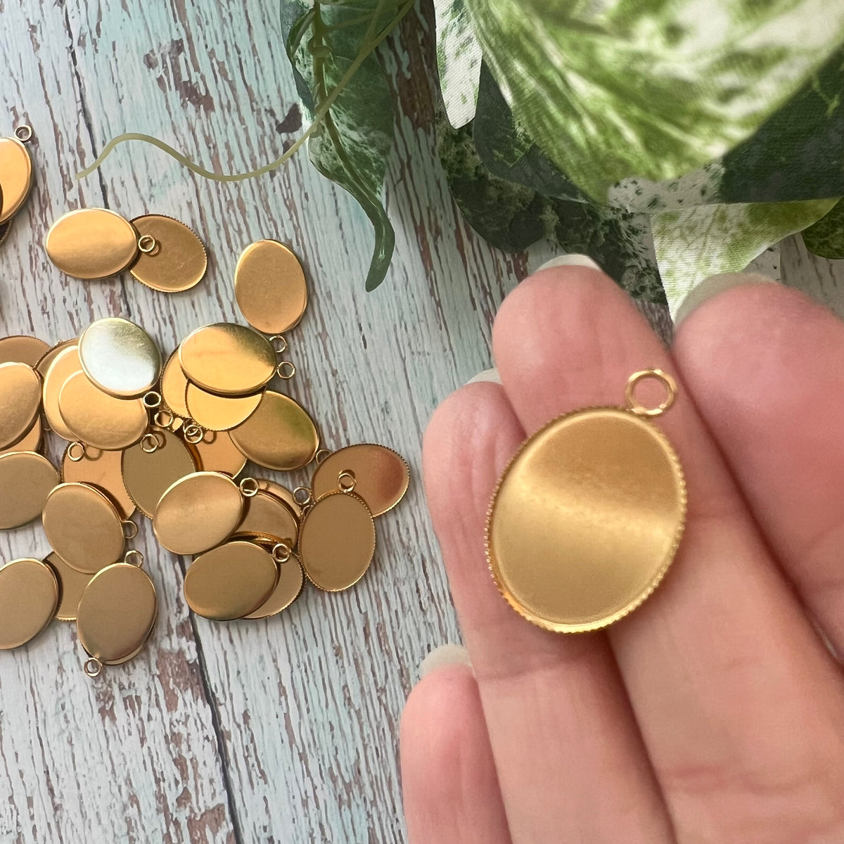 20mm Oval Sawtooth Bezel Tray with loop - Gold Plated Stainless Steel